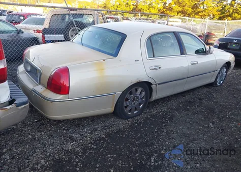 2003 Lincoln Town Car Cartier из США, поврежденный, VIN 1LNHM83W13Y613395